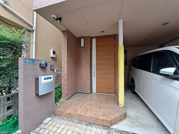 清潔感のある落ち着いた雰囲気の玄関です。
