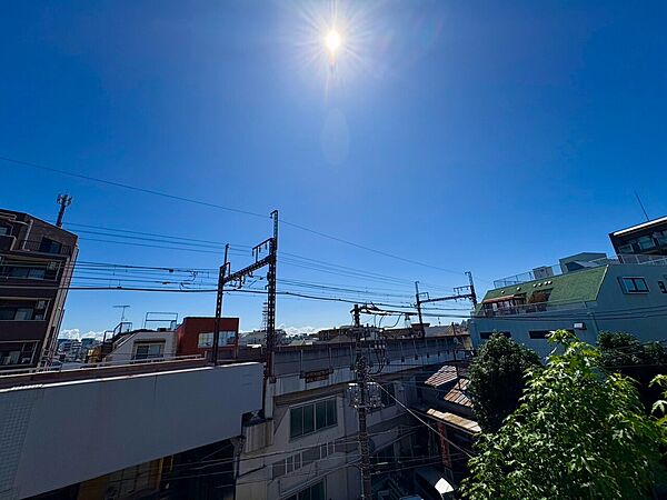 陽当たり・通風・開放感に恵まれた環境です。