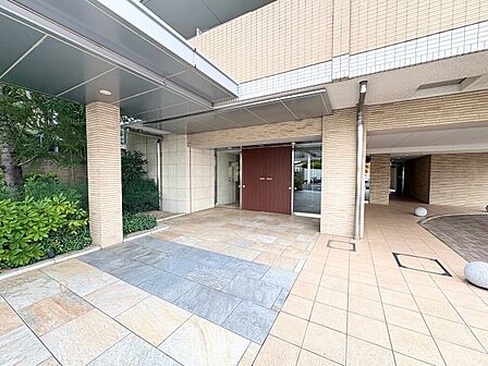 上質感漂う玄関アプローチです。