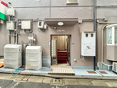 上質感漂う玄関アプローチです。