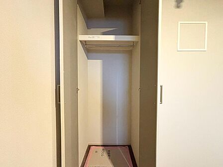 家電やスーツケース、ストック品など何でも片付く嬉しい空間です。