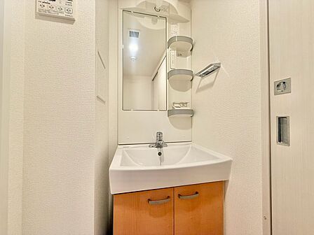 清潔感を感じられる洗面化粧台。