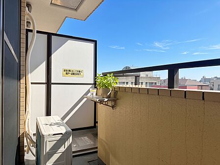 朝の澄んだ空気や、夕方に吹く清々しい風を感じられるバルコニー。