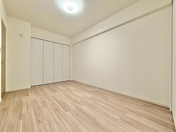 清かで艶やかな時間をもたらしてくれる室内です。
