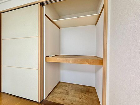 家電やスーツケース、ストック品など何でも片付く嬉しい空間です。