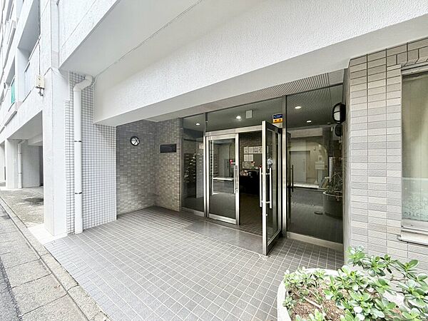 上質感漂う玄関アプローチです。