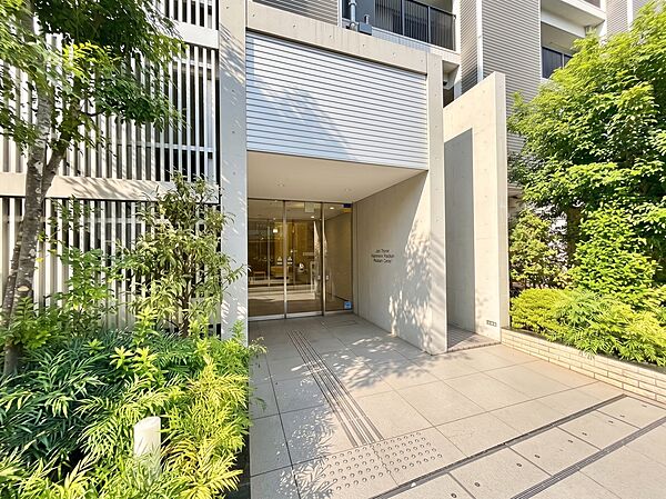 上質感漂う玄関アプローチです。