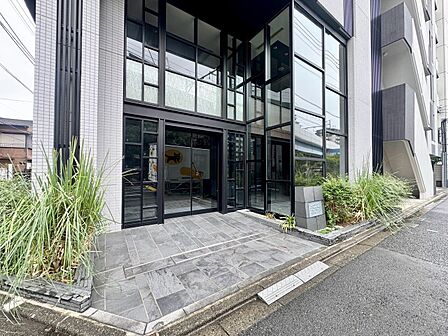 マンションの敷地内には、中庭もございます。