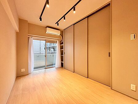 清かで艶やかな時間をもたらしてくれる室内です。