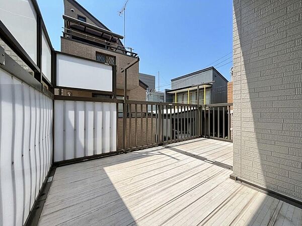 朝の澄んだ空気や、夕方に吹く清々しい風を感じられるバルコニー。