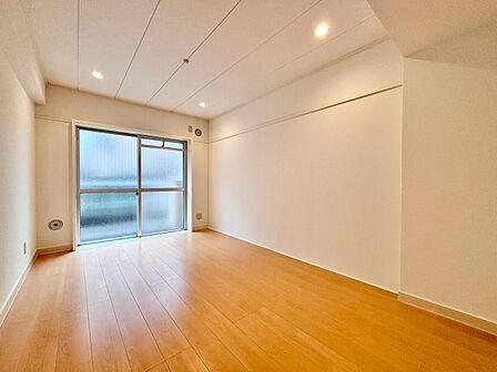 清かで艶やかな時間をもたらしてくれる室内です。