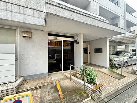 上質感漂う玄関アプローチです。