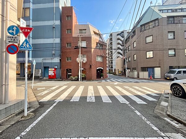 閑静なエリアで、前面道路の交通量は少なく安心です。