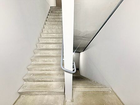 共用部の階段です。明るく清潔に管理されています。