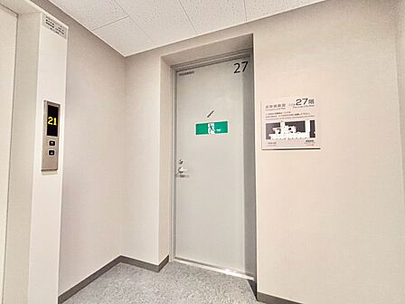 共用部の階段です。明るく清潔に管理されています。