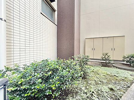 マンションの敷地内には、中庭もございます。