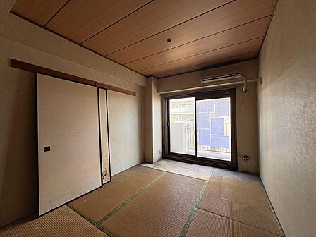 清かで艶やかな時間をもたらしてくれる室内です。