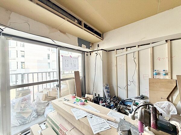 清かで艶やかな時間をもたらしてくれる室内です。
