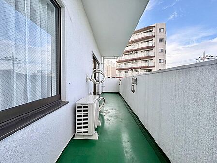 朝の澄んだ空気や、夕方に吹く清々しい風を感じられるバルコニー。