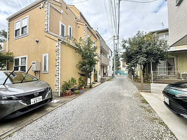 閑静なエリアで、前面道路の交通量は少なく安心です。