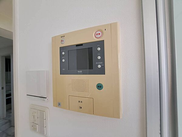 誰が来てもわかる様にモニター付きインターホンを設置。