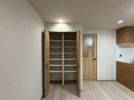 家電やスーツケース、ストック品など何でも片付く嬉しい空間です。