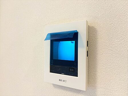 誰が来てもわかる様にモニター付きインターホンを設置。