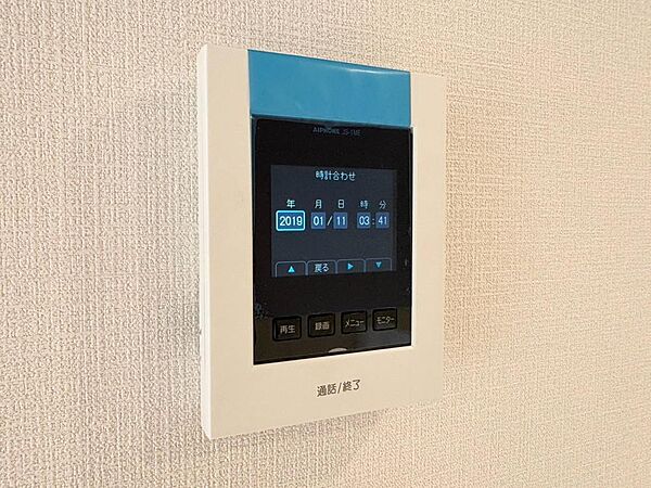誰が来てもわかる様にモニター付きインターホンを設置。