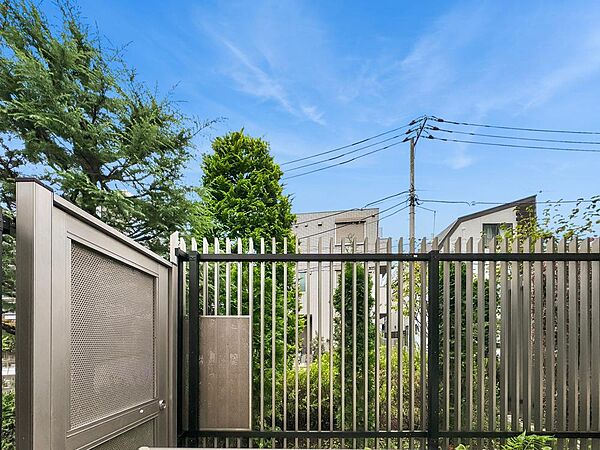 陽当たり・通風・開放感に恵まれた環境です。