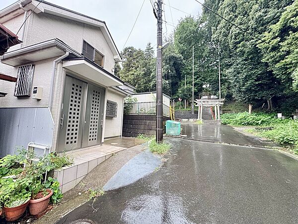 閑静なエリアで、前面道路の交通量は少なく安心です。