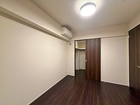清かで艶やかな時間をもたらしてくれる室内です。