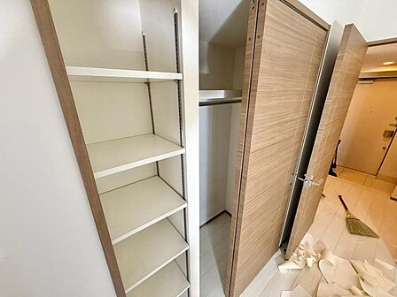 家電やスーツケース、ストック品など何でも片付く嬉しい空間です。
