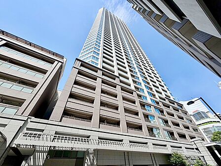 約2.6haの街区に、住まい、スーパー、認定こども園、店舗がひとつに。タワーのほか中層・低層住宅もふくめ、約3,000人が暮らす街として整備されています。