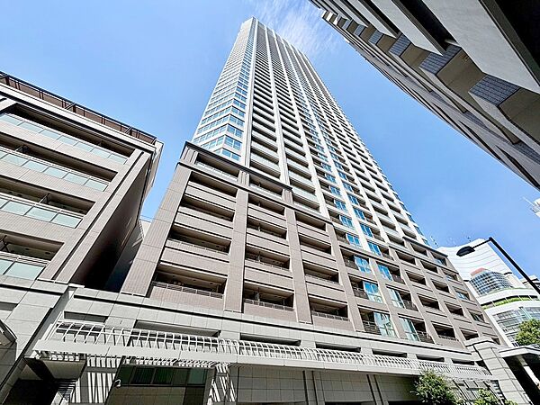 約2．6haの街区に、住まい、スーパー、認定こども園、店舗がひとつに。タワーのほか中層・低層住宅もふくめ、約3，000人が暮らす街として整備されています。