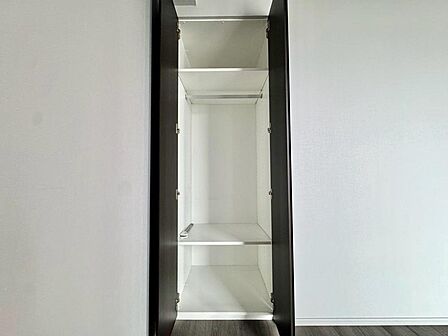 家電やスーツケース、ストック品など何でも片付く嬉しい空間です。