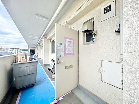清潔感のある落ち着いた雰囲気の玄関です。