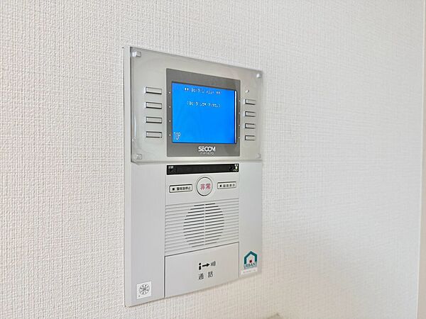誰が来てもわかる様にモニター付きインターホンを設置。