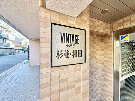 スタイリッシュなエンブレム。お洒落なマンションは入り口から。