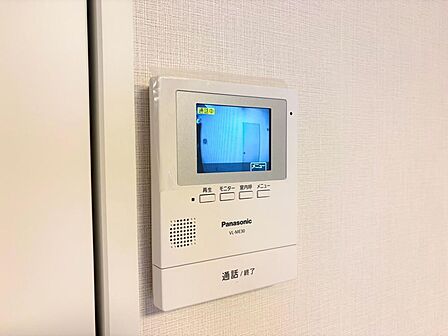 誰が来てもわかる様にモニター付きインターホンを設置。