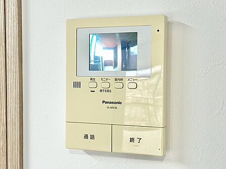 誰が来てもわかる様にモニター付きインターホンを設置。