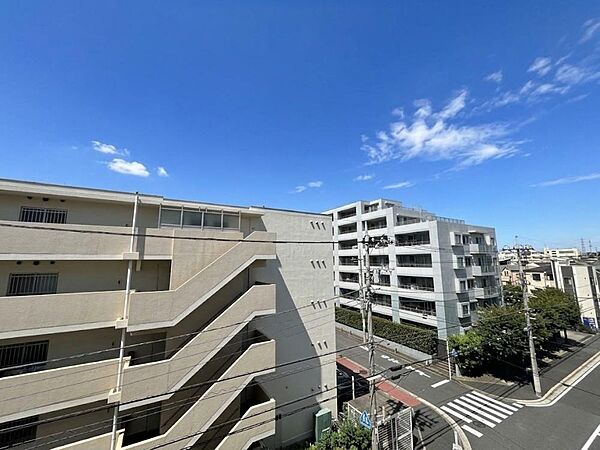 陽当たり・通風・開放感に恵まれた環境です。