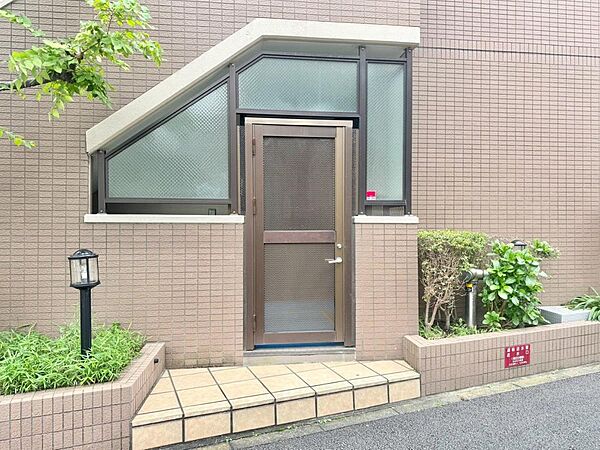 共用部の階段です。明るく清潔に管理されています。