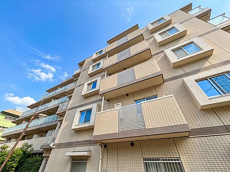 飽きのこないシンプルモダンな外観です。