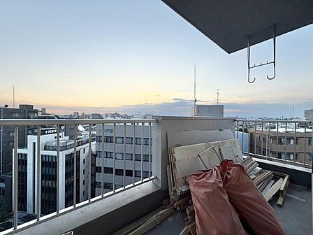 朝の澄んだ空気や、夕方に吹く清々しい風を感じられるバルコニー。