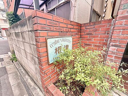 スタイリッシュなエンブレム。お洒落なマンションは入り口から。