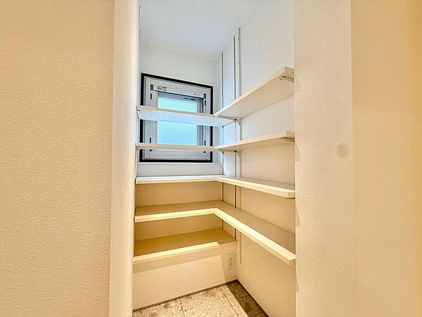 家電やスーツケース、ストック品など何でも片付く嬉しい空間です。