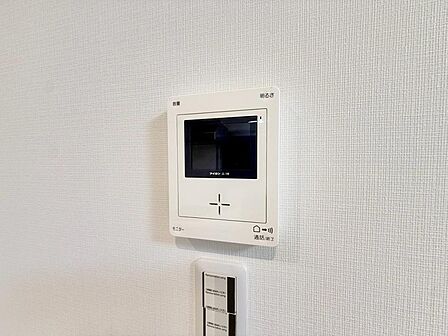 誰が来てもわかる様にモニター付きインターホンを設置。