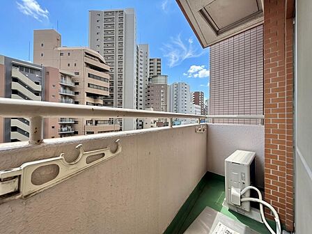 朝の澄んだ空気や、夕方に吹く清々しい風を感じられるバルコニー。