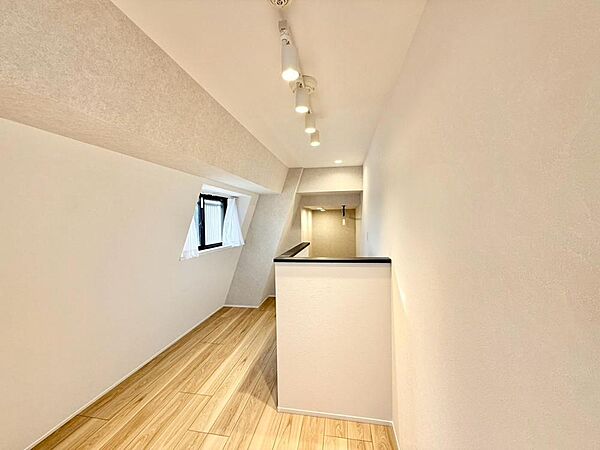 清かで艶やかな時間をもたらしてくれる室内です。