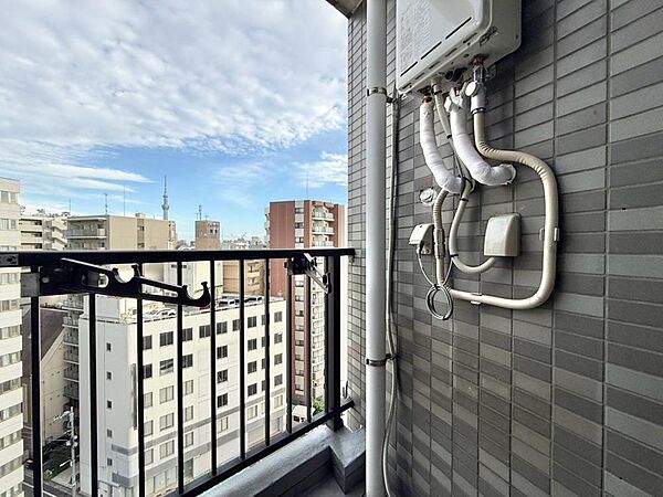 朝の澄んだ空気や、夕方に吹く清々しい風を感じられるバルコニー。